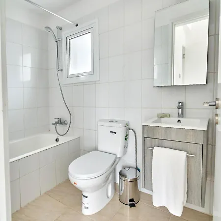 Enjoy This Villa For Up To 8 People In The Sunsets Outside Paphos Just For You *